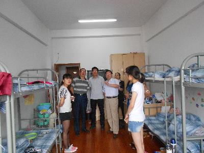 院领导们视察实习生宿舍，了解同学们的住宿及实习情况